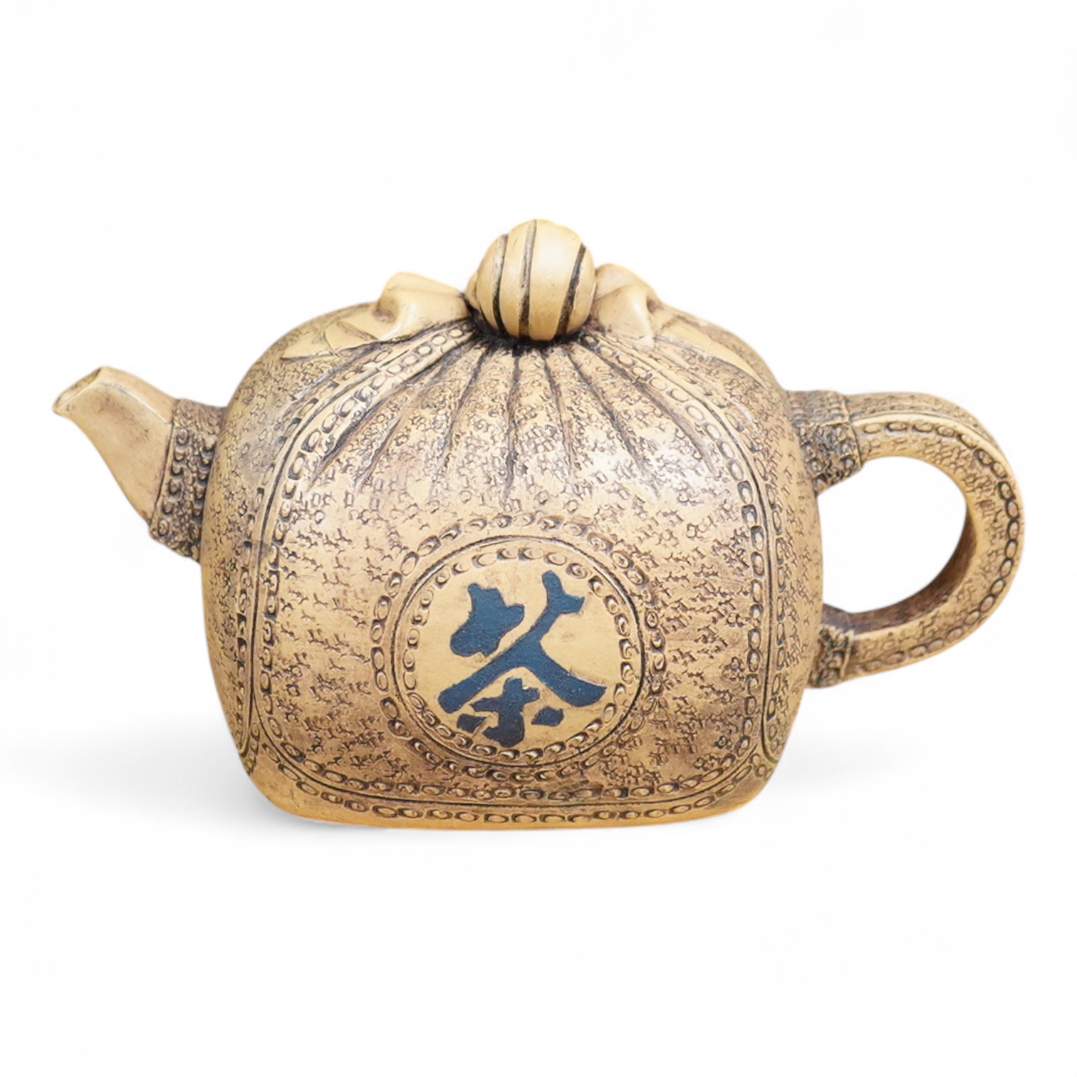 A Chinese Yixing pottery teapot and cover, 10cm
